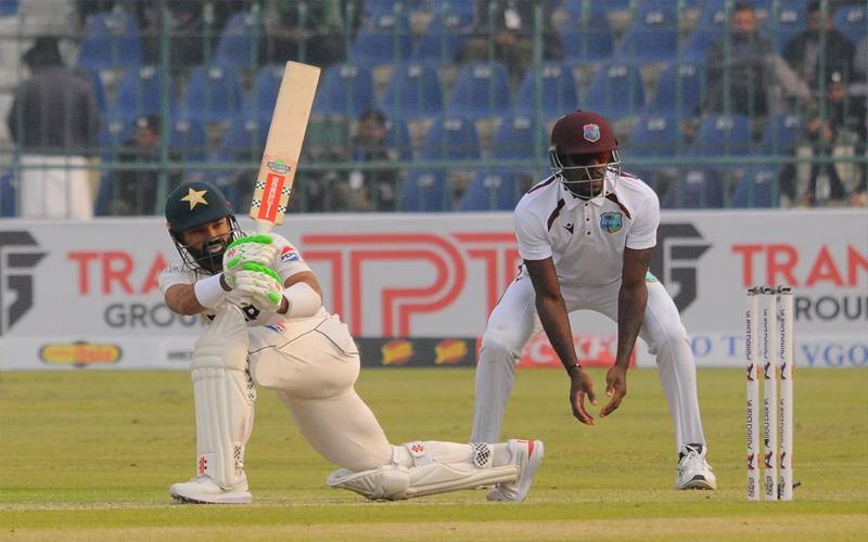 ملتان ٹیسٹ، پاکستان پہلی اننگز میں 230 پر آئوٹ