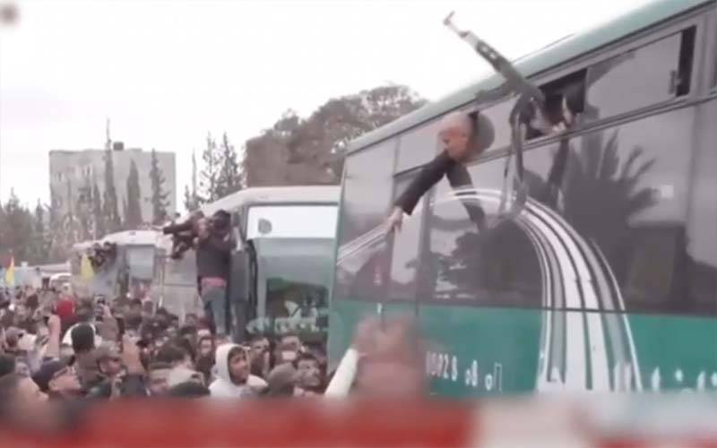 اسرائیلی قید سے رہا فلسطینی کی بس کی کھڑکی سے ہی ایک ہاتھ سے ہوائی فائرنگ