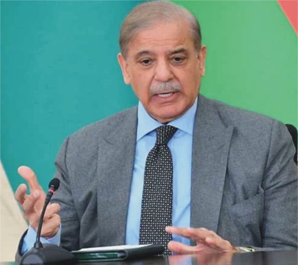 پیٹرولیم قیمت میں کمی کا فائدہ عوام کو بجلی کی قیمت میں مزید کمی سے دیں گے، وزیراعظم