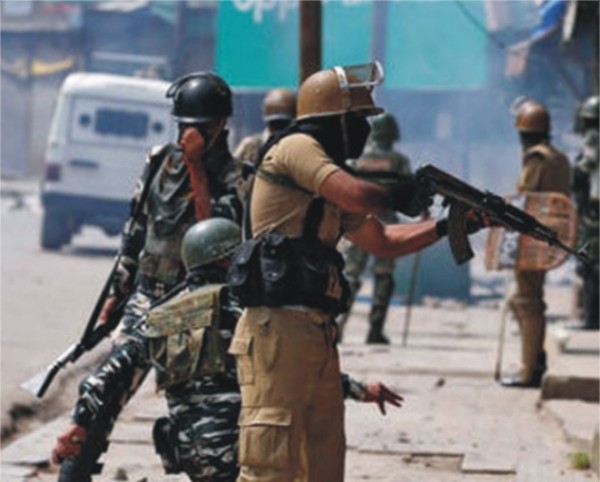 مقبوضہ کشمیر میں بھارتی فوج کے 63 مقامات پر چھاپے، ہزاروں کشمیری گرفتار، درجنوں گھر مسمار