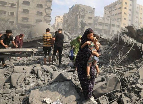 غزہ میں امداد کے منتظر فلسطینیوں پر اسرائیلی بمباری، 60 شہید