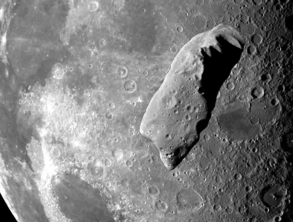 چاند پر سیارچہ ٹکرانے کے امکانات بڑھ گئے