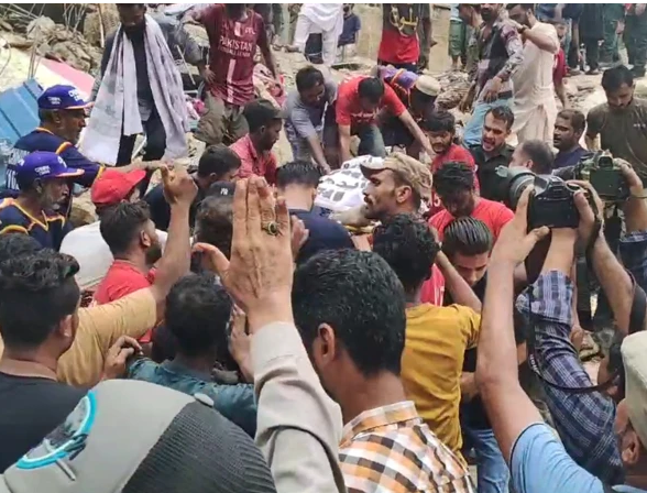 لیاری عمارت حادثہ؛ عدالت نے نامزد ملزمان کو 3 روزہ جسمانی ریمانڈ پر پولیس کے حوالے کردیا