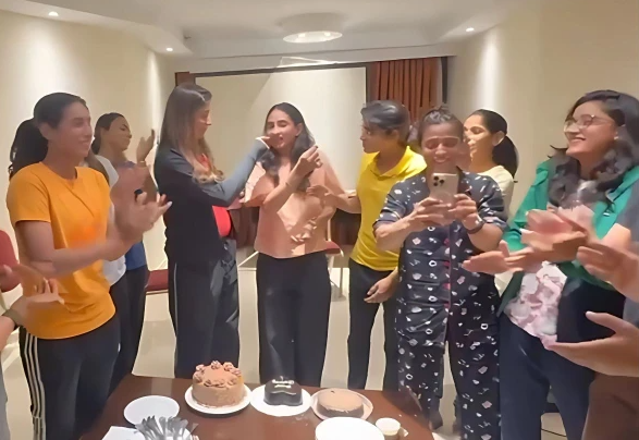 ٹریننگ کیمپ کے دوران عمیمہ سہیل کی سالگرہ، ساتھیوں کے ہمراہ کیک کاٹا