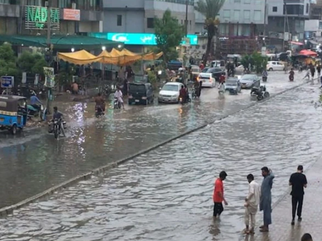کراچی میں بارشوں کے دوران صفائی کے ناقص انتظامات، بیماریاں پھیلنے کا خدشہ
