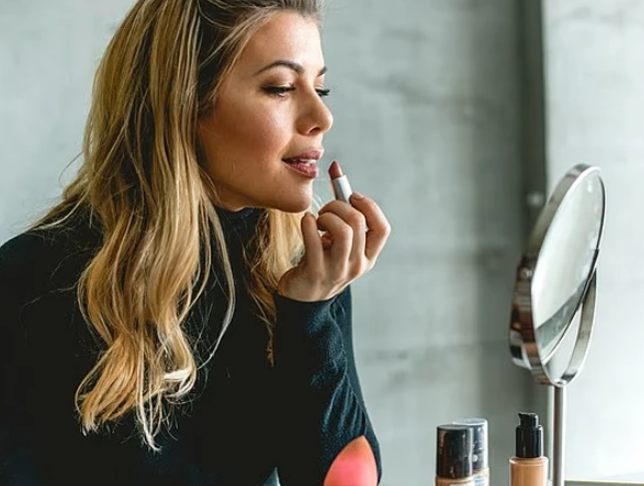 باقاعدگی سے میک اپ کرنیوالی خواتین کس خطرناک بیماری میں مبتلا ہوسکتی ہیں؟