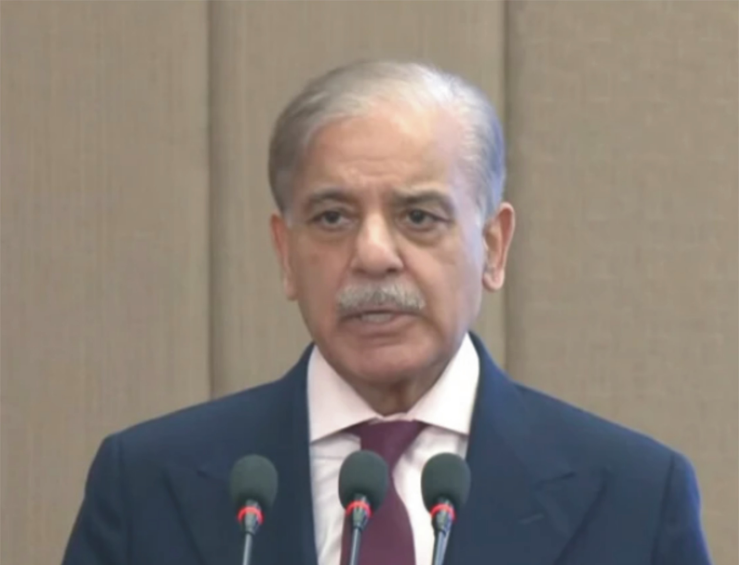 اقلیتوں کو تمام حقوق حاصل ہیں، حکومت قومی دھارے میں ان کی شمولیت کے لیے پرعزم ہے، وزیراعظم
