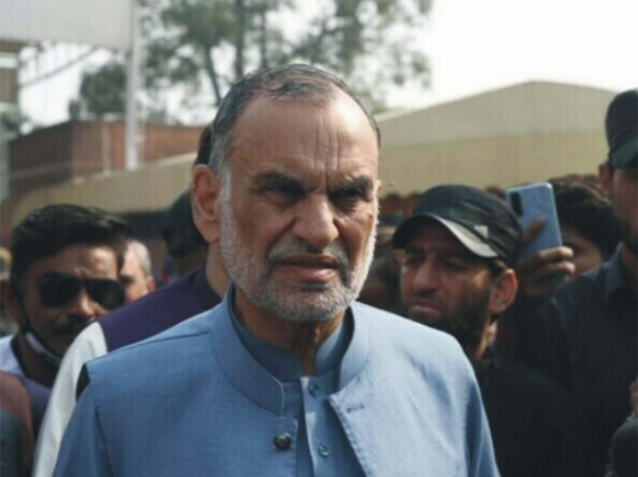 عدالت کو یقین دہانی کے باوجود اعظم سواتی کو پشاور ایئرپورٹ پر روک دیا گیا