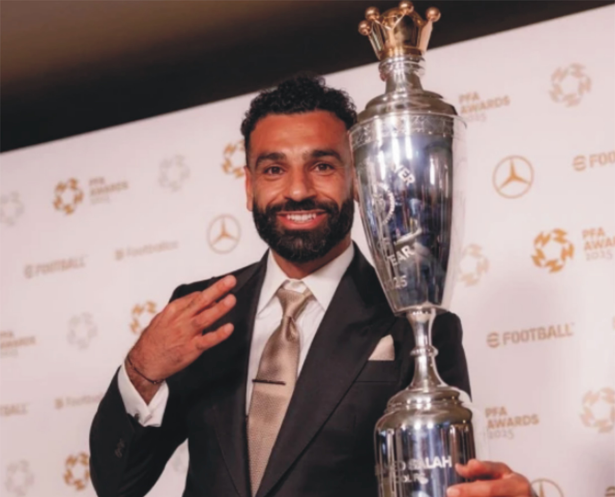 محمد صلاح نے ریکارڈ تیسری مرتبہ سال کے بہترین فٹبالر کا ایوارڈ جیت لیا
