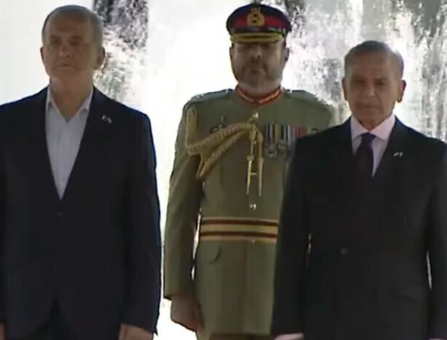 ایرانی صدر کی وزیر اعظم ہاؤس آمد، شہباز شریف نے استقبال کیا، گارڈ آف آنر پیش