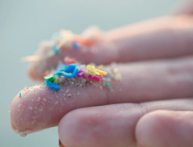 لوگ یومیہ کتنی مائیکروپلاسٹک سانس کے ذریعے اندر لے رہے ہیں، خوفناک انکشاف