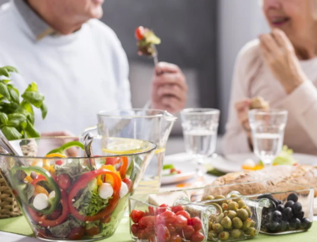 صحت بخش غذا والے معمر افراد دائمی بیماریوں میں سست روی سے مبتلا ہوتے ہیں