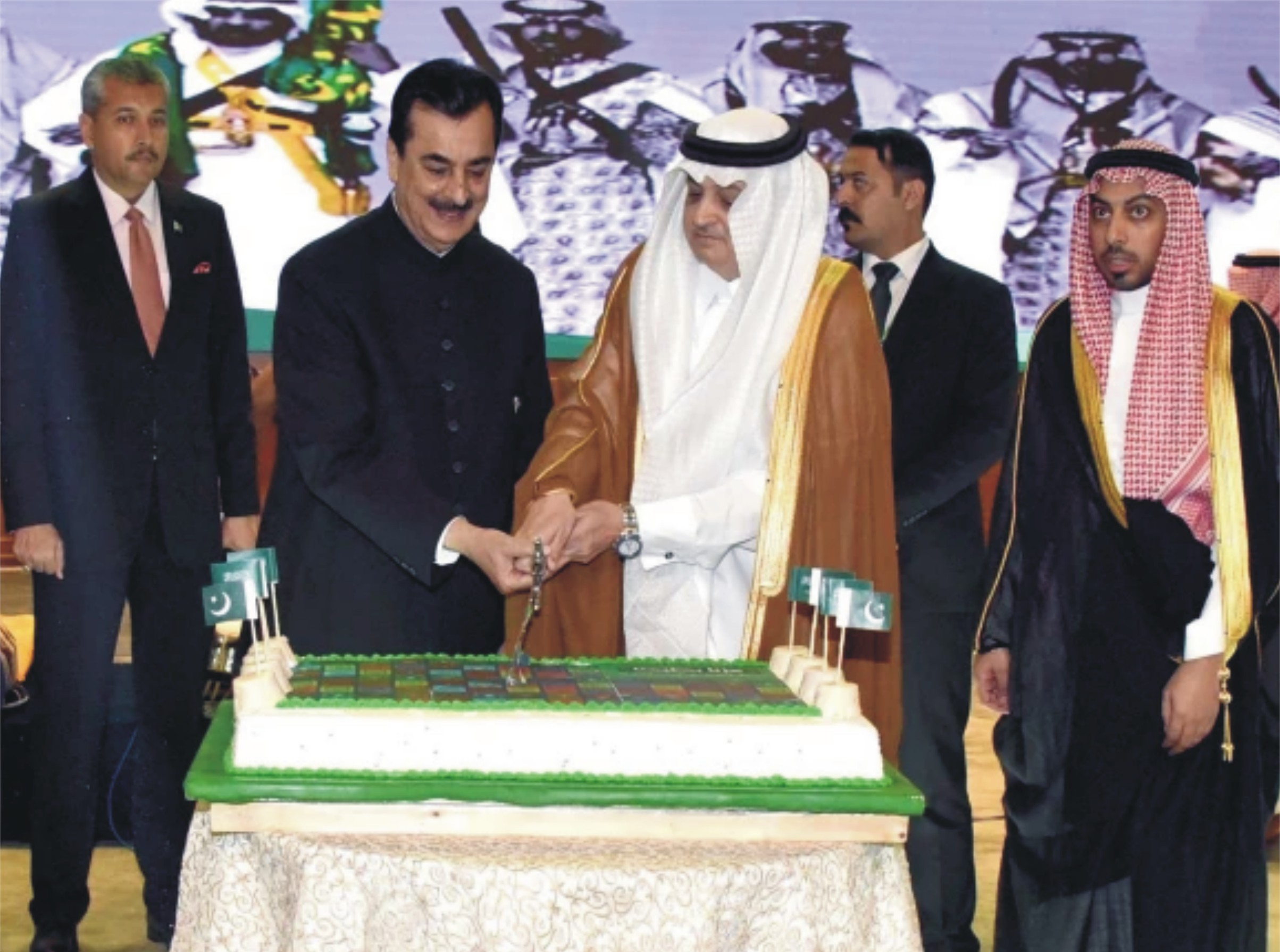 پاکستان کے ساتھ ہمیشہ کھڑے تھے اور کھڑے رہیں گے، سعودی سفیر