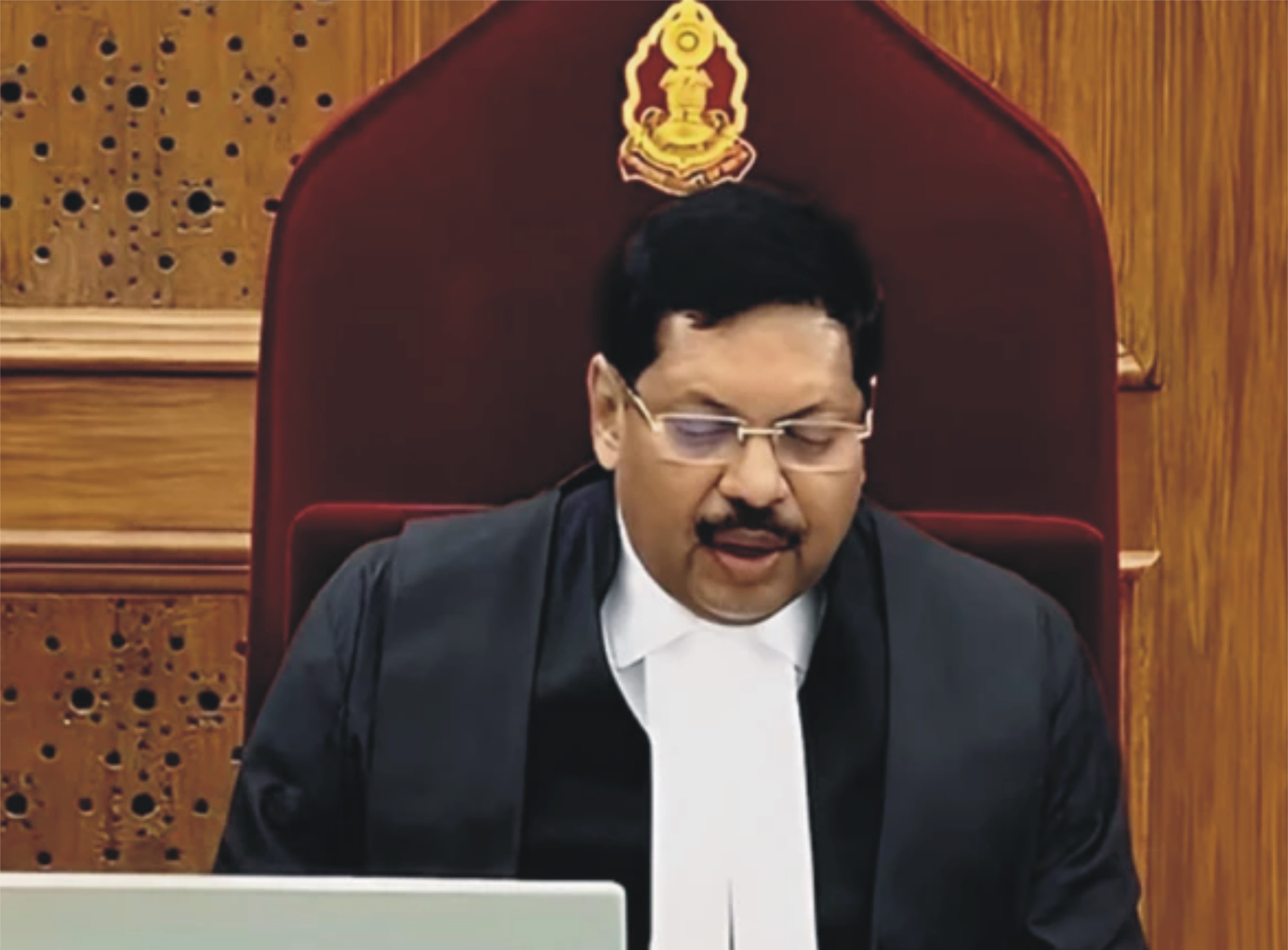 بھارتی سپریم کورٹ میں ہنگامہ: وکیل نے چیف جسٹس پر جوتا پھینک دیا