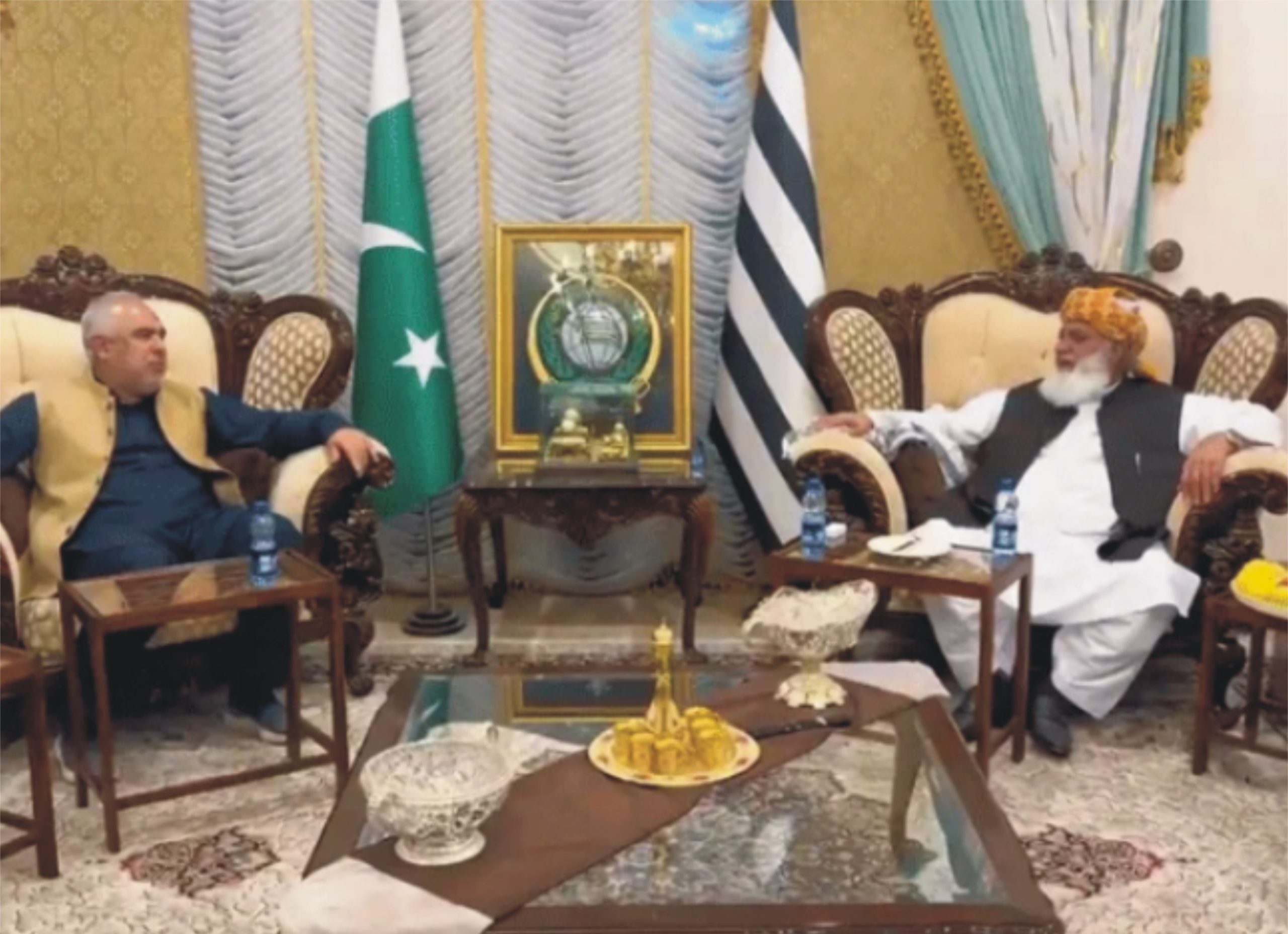پی ٹی آئی وفد کی مولانا فضل الرحمان سے ملاقات، سینیٹ کی خالی نشست پر تعاون کی درخواست  