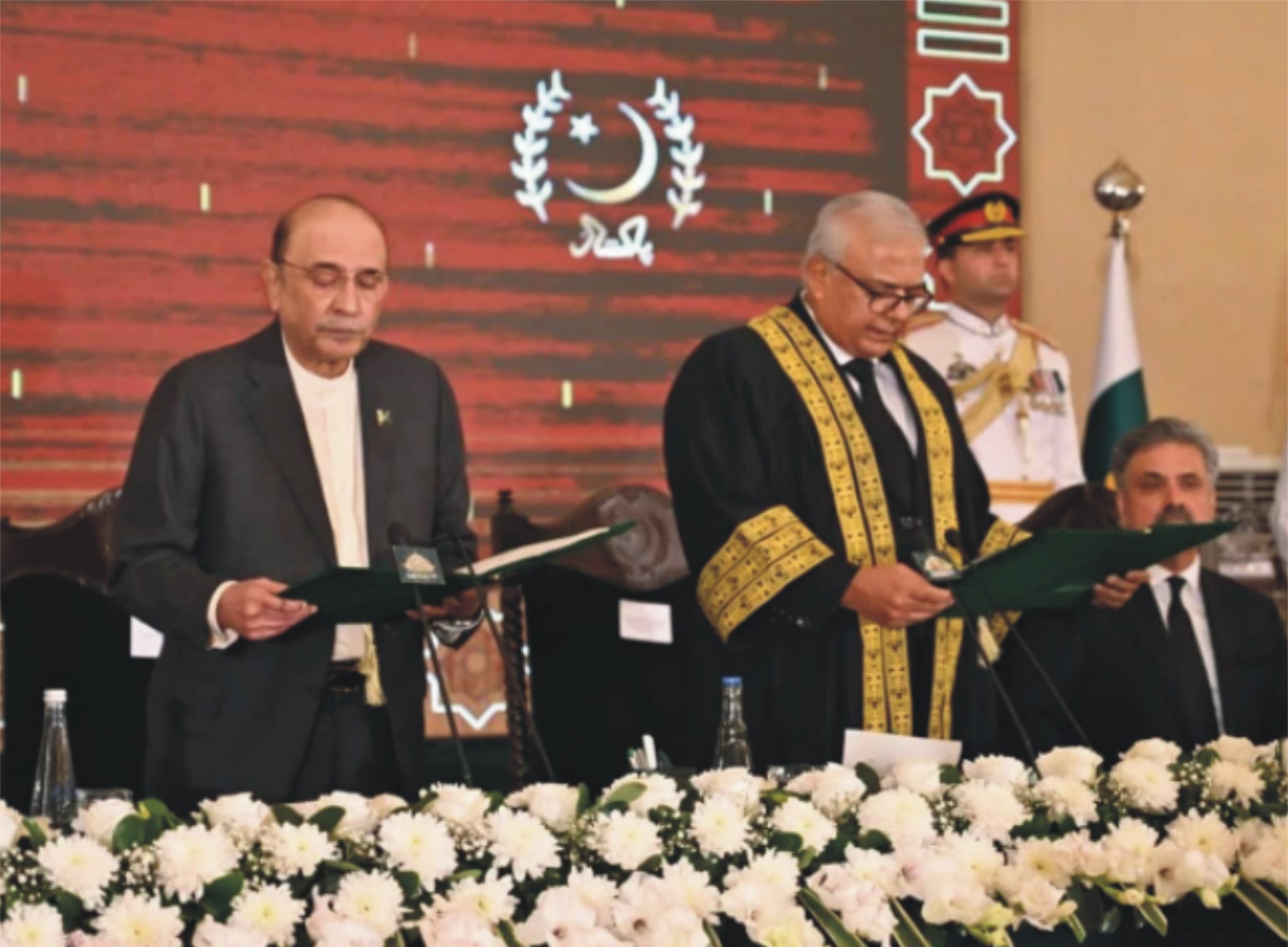 وفاقی آئینی عدالت کے سربراہ جسٹس امین الدین خان اور 3 ججز نے حلف اٹھا لیا