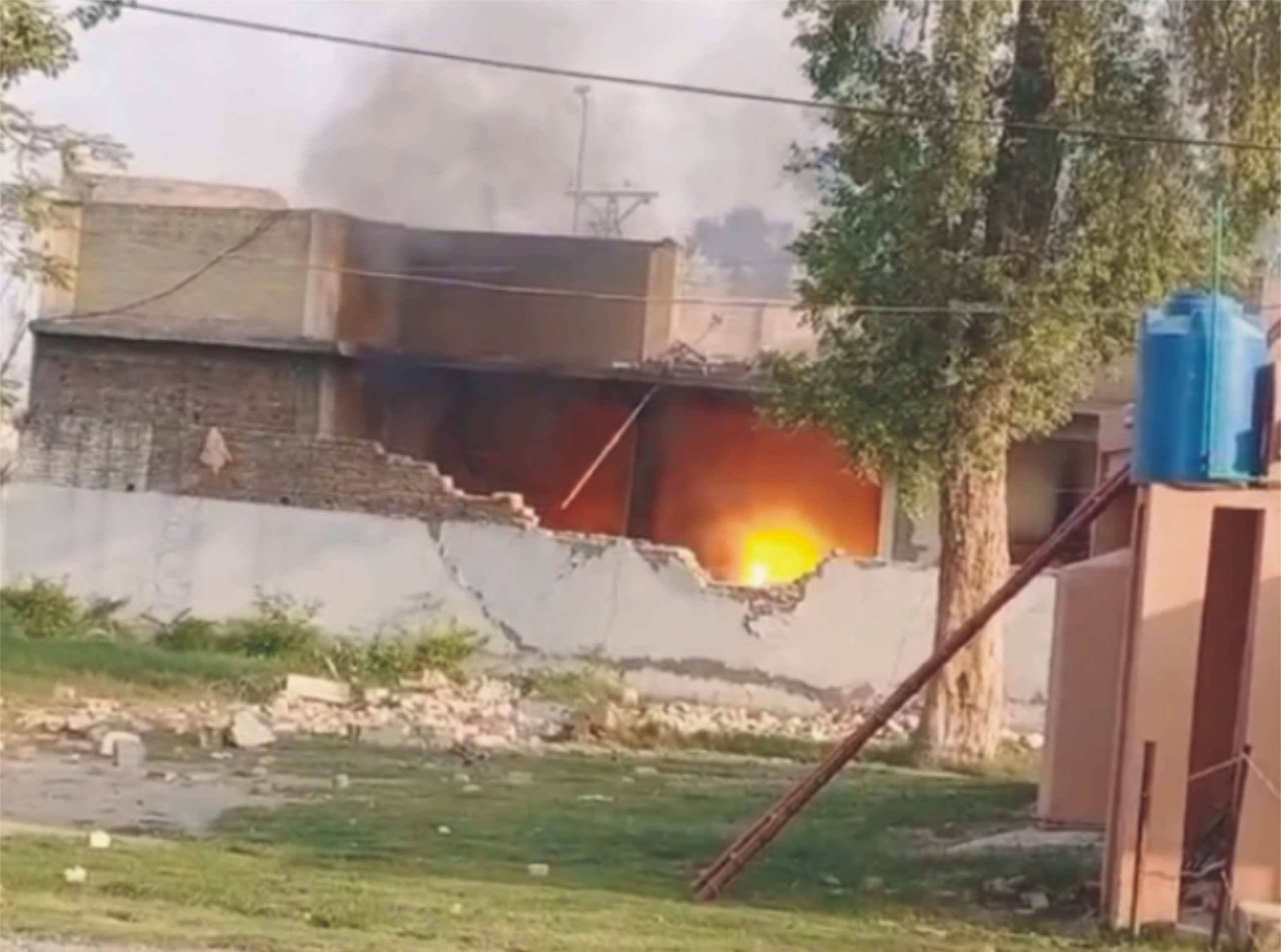 پشاور میں سی ٹی ڈی تھانے کے اندر بارودی مواد پھٹنے سے دھماکا، اہلکار شہید