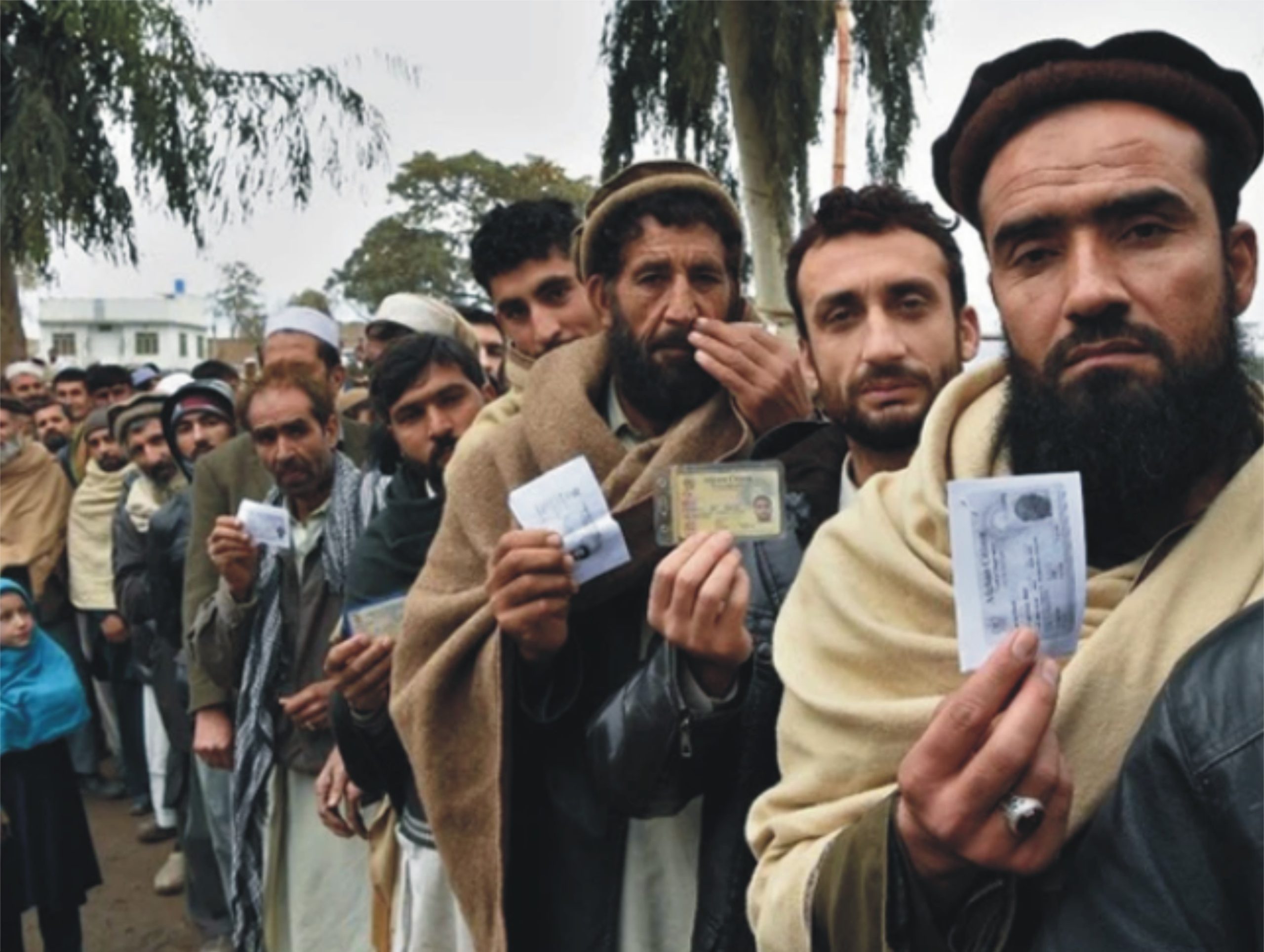 پاکستان میں غیر قانونی مقیم افغان شہریوں کی بے دخلی کیلیے طورخم سرحد کھول دی گئی