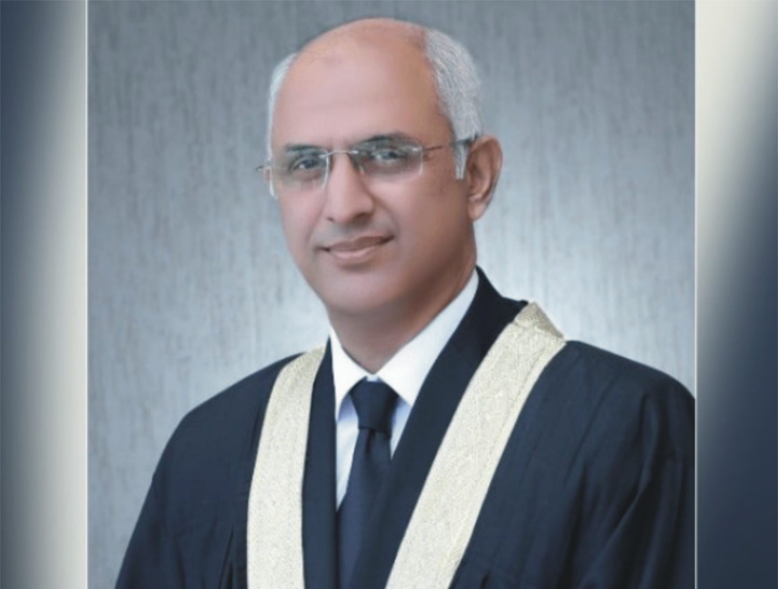 سزایافتہ افسر کو صدر میڈل پہناتا ہے،آئینی عدالت بنالی،کام پھربھی نہیں ہورہے،جسٹس محسن کے سخت ریمارکس