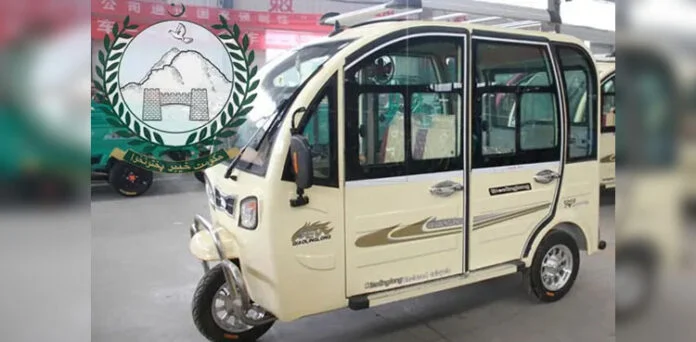 خیبرپختونخوا حکومت نے جدید ترین الیکٹرک رکشہ متعارف کرادیا
