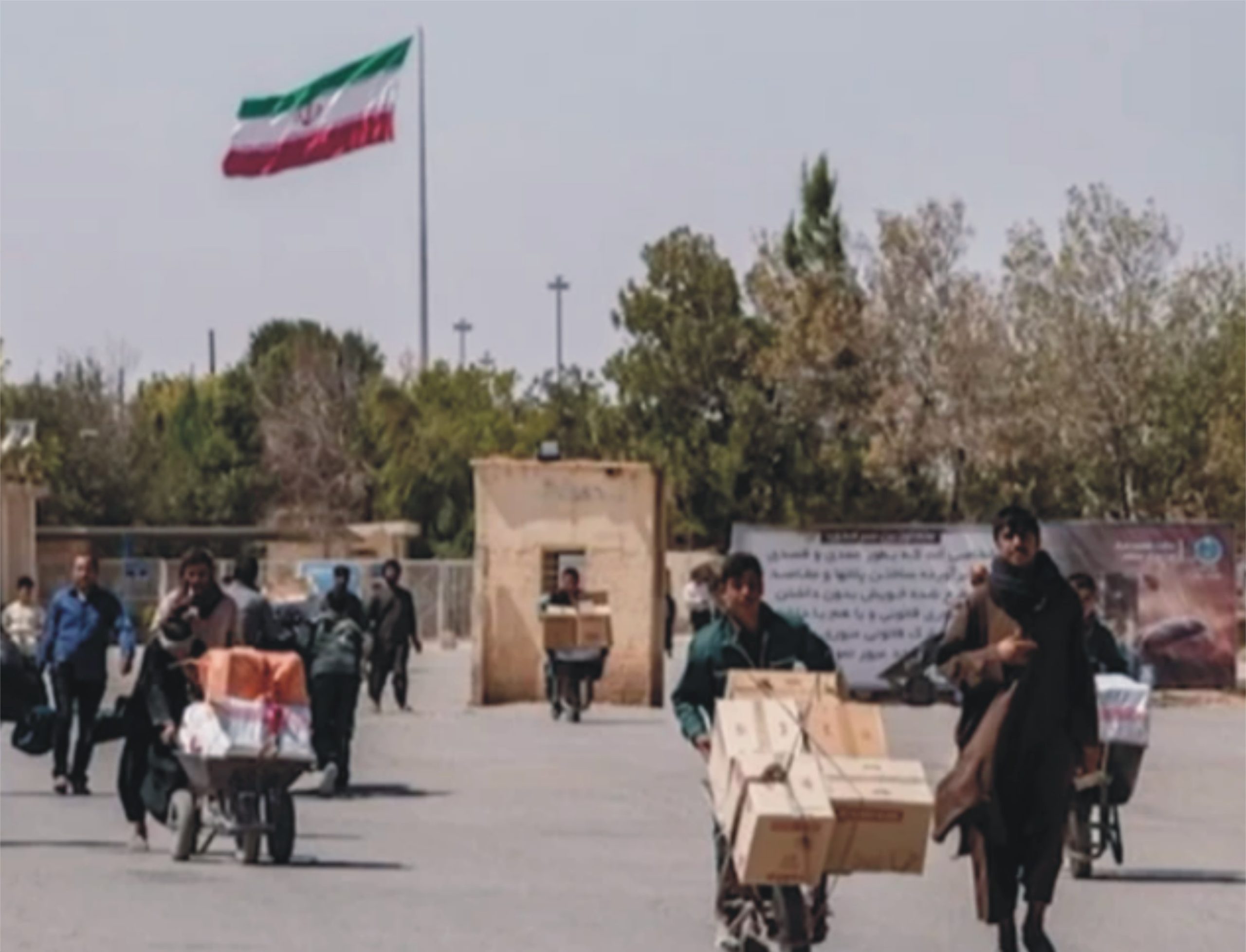 ایران میں غیر قانونی افغان مہاجرین کے خلاف سخت اقدامات، ملک بدری کا عمل تیز