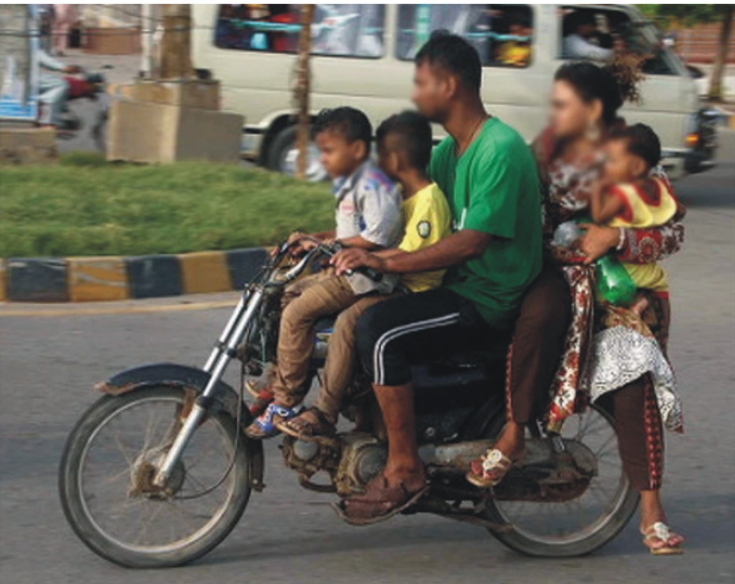 والدین بچوں کو موٹر سائیکل کی ٹنکی پر بٹھانے سے گریز کریں: ماہرین