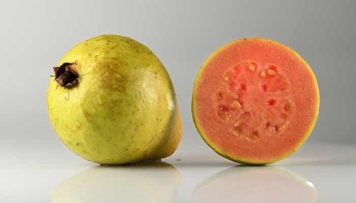 امرود کھانا پسند کرتے ہیں تو اس سے صحت کو ہونیوالے فوائد بھی جان لیں