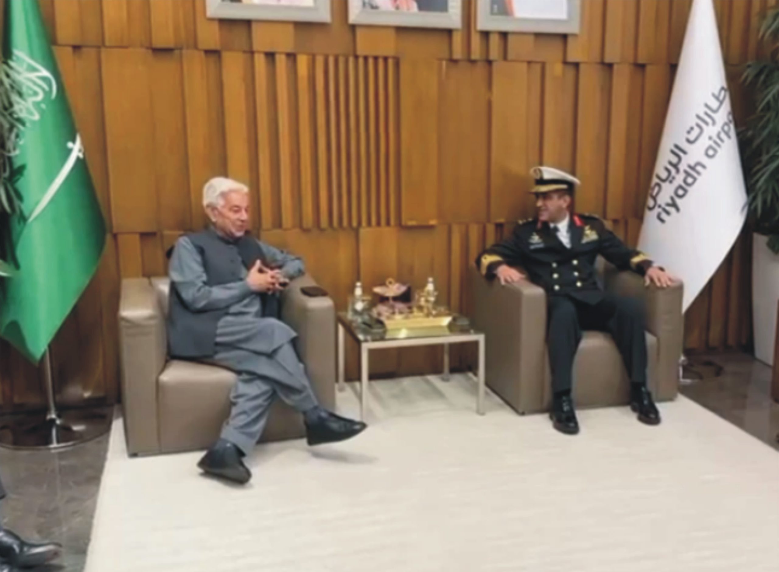 خواجہ آصف سرکاری دورے پر ریاض پہنچ گئے، اعلیٰ سعودی حکام سے اہم ملاقاتیں متوقع