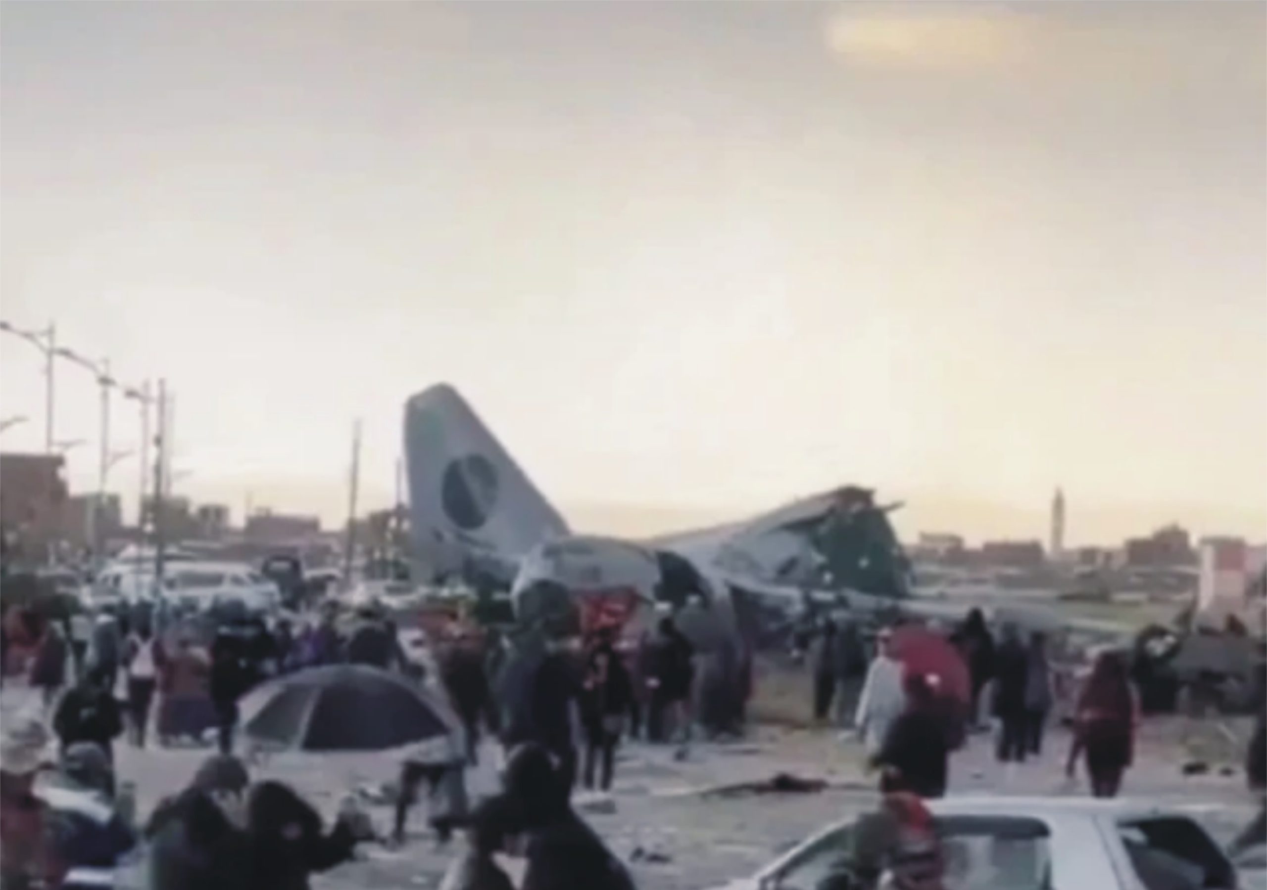 نوٹوں سے بھرا طیارہ گرکر تباہ، 15 ہلاک، مقامی افراد نوٹ لوٹنے میں لگ گئے