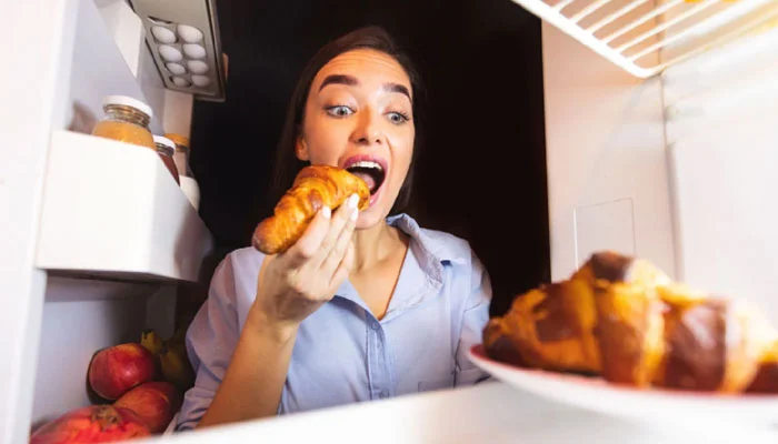 رات گئے اسنیکس کھانے کی عادت صحت کیلئے نقصان دہ