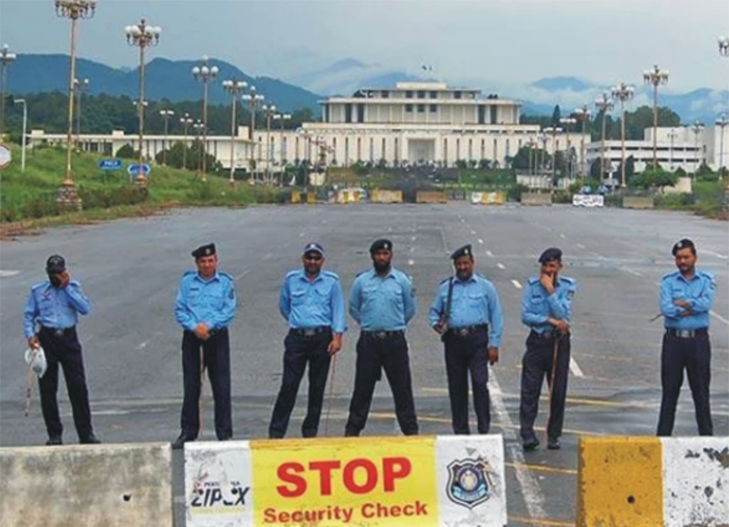 ممکنہ احتجاج کے پیش نظر اسلام آباد میں سیکیورٹی ہائی الرٹ، ریڈ زون سیل