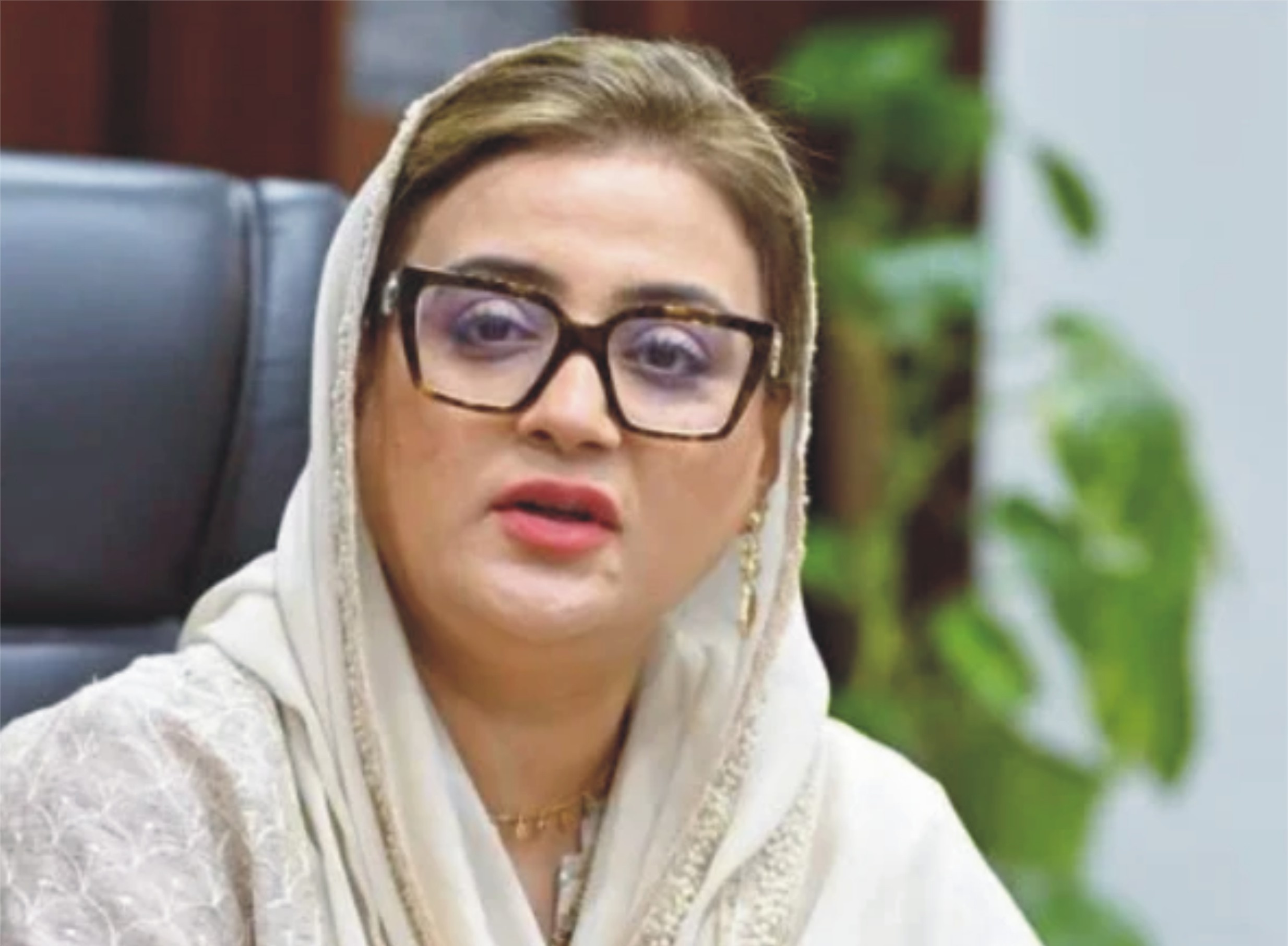 حکومت نے پیٹرول کی قیمت میں تخمینے سے کم اضافہ کیا، عظمیٰ بخاری