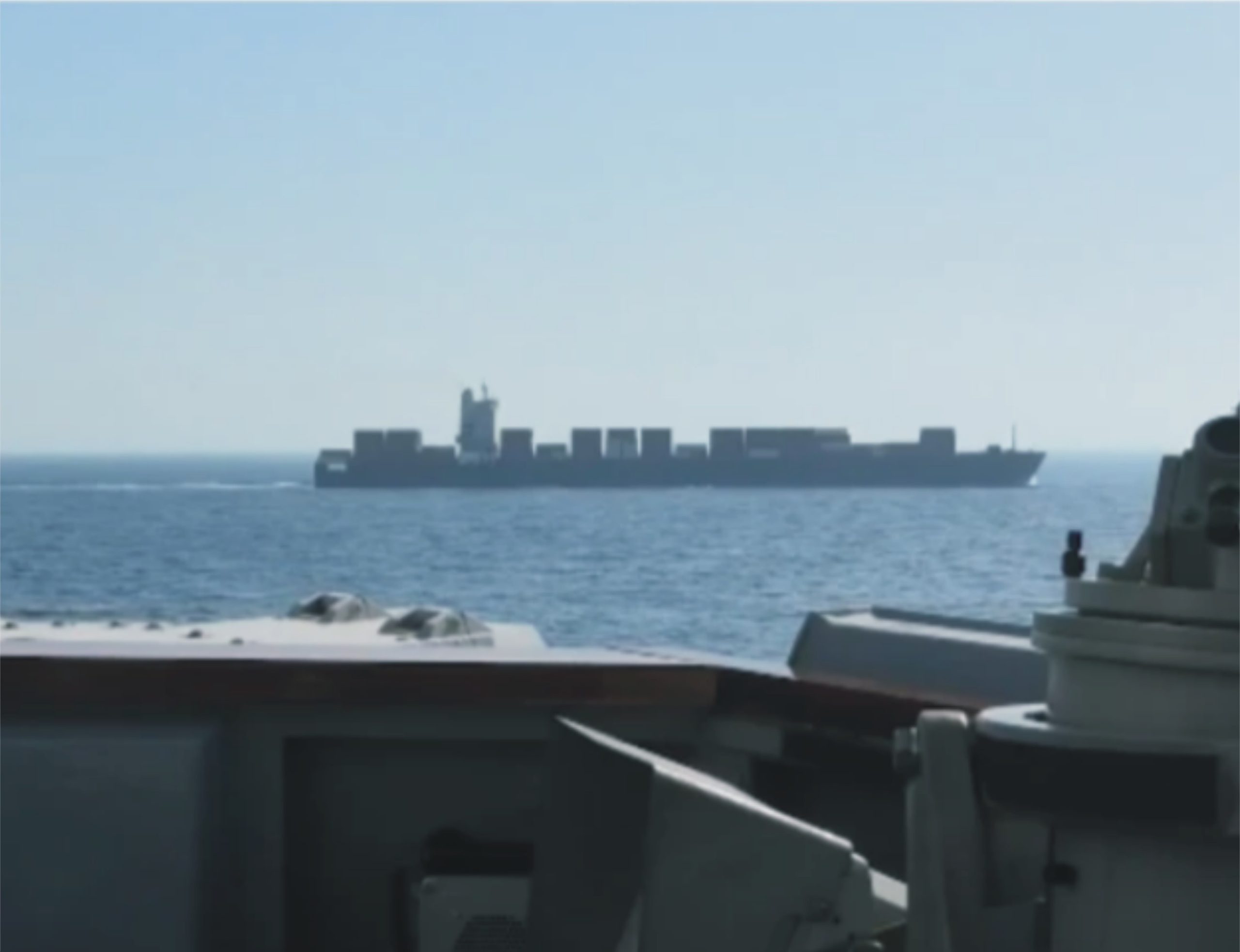 امریکی سینٹکام نے قبضے میں لیے جانیوالے ایرانی جہاز پر حملے کی ویڈیو جاری کر دی