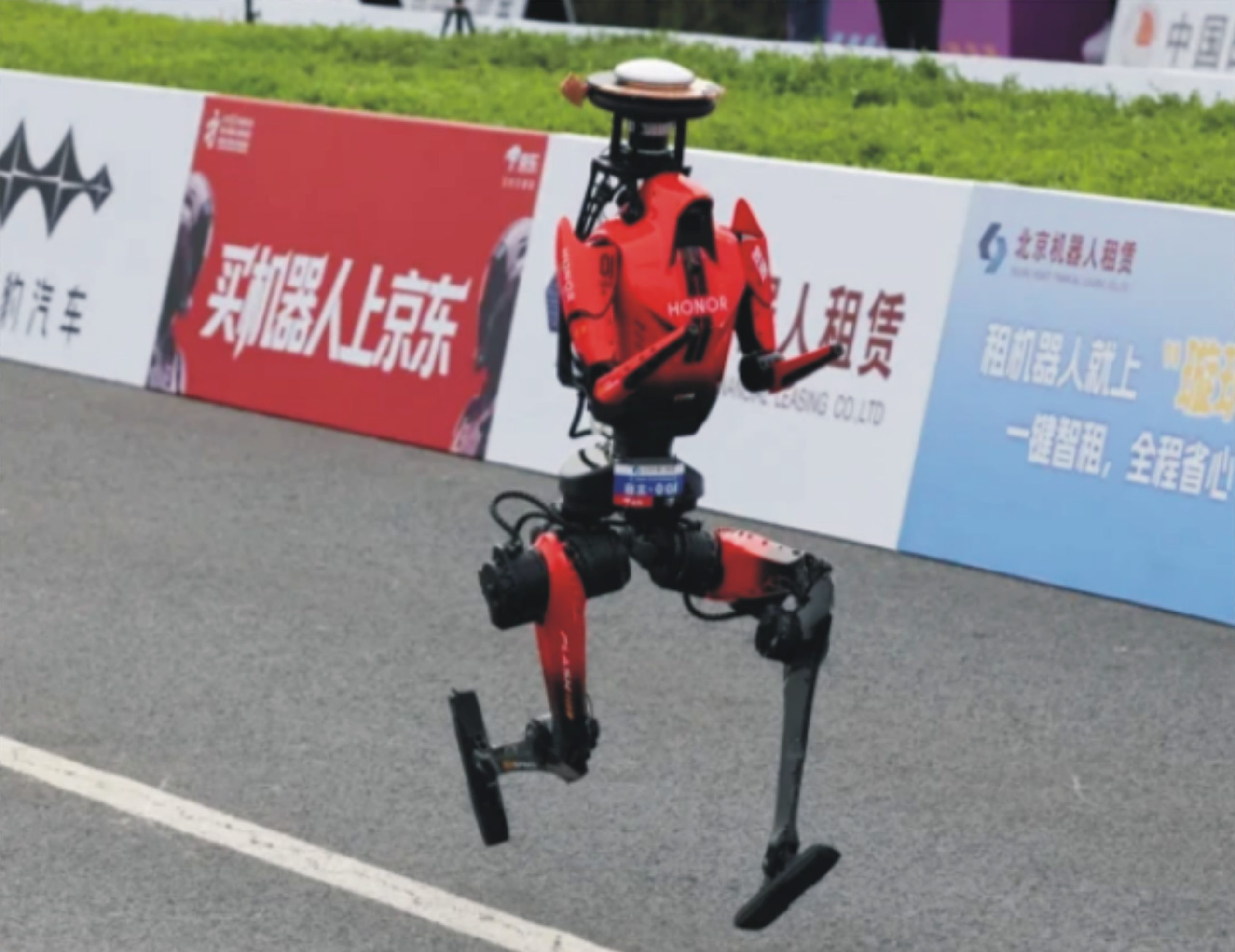 روبوٹ نے انسانوں کو پیچھے چھوڑ دیا، چین کے ’لائٹننگ‘ کا ہاف میراتھن میں عالمی ریکارڈ