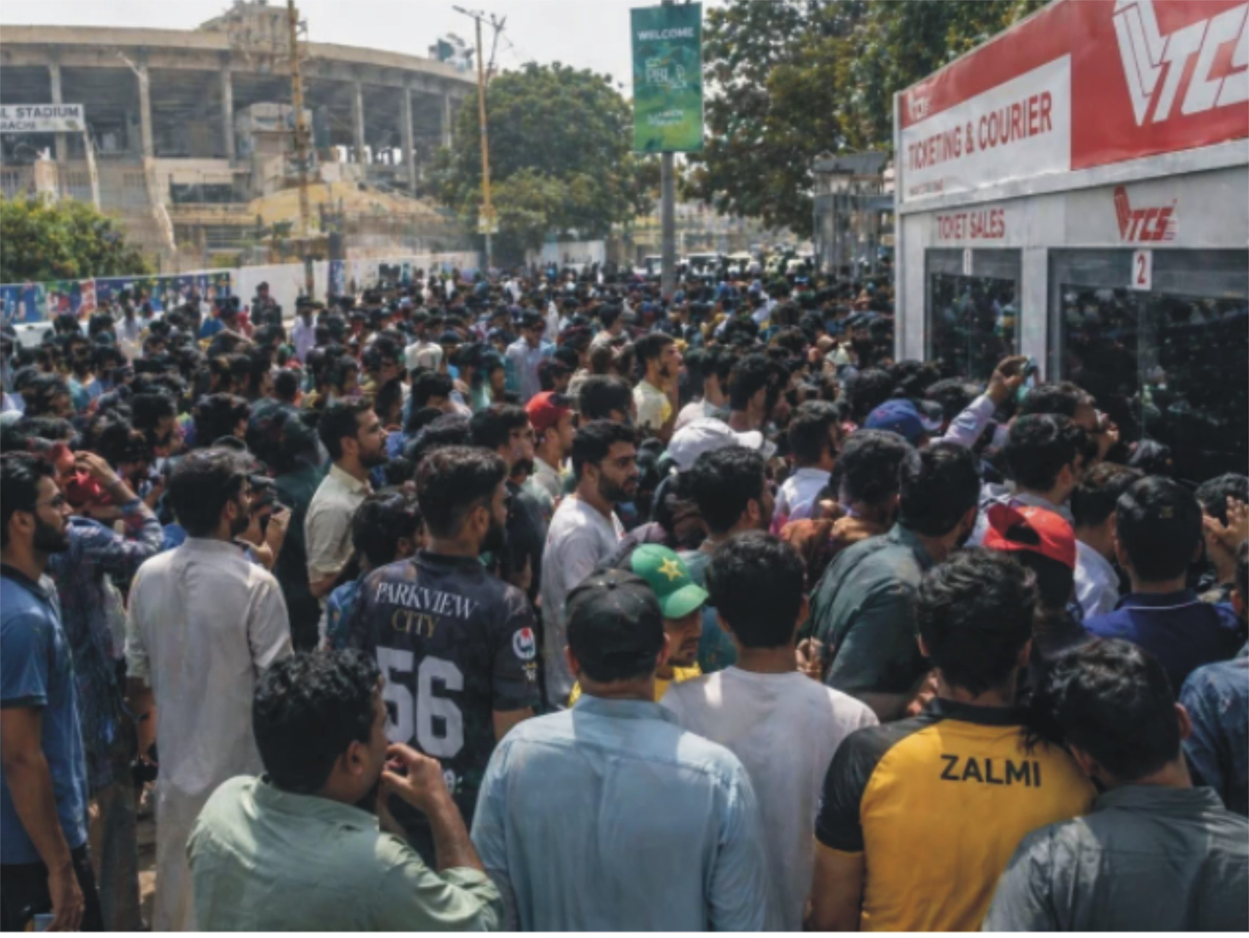 پی ایس ایل: کوالیفائر کیلیے ٹکٹ خریدنے کی کوشش کرنے والے رل گئے