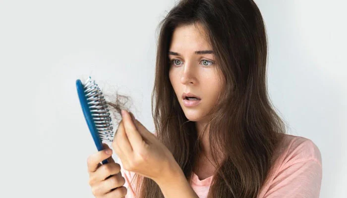 بال مسلسل جھڑ رہے ہیں؟ کونسی عادتیں انہیں تباہ کر سکتی ہیں؟