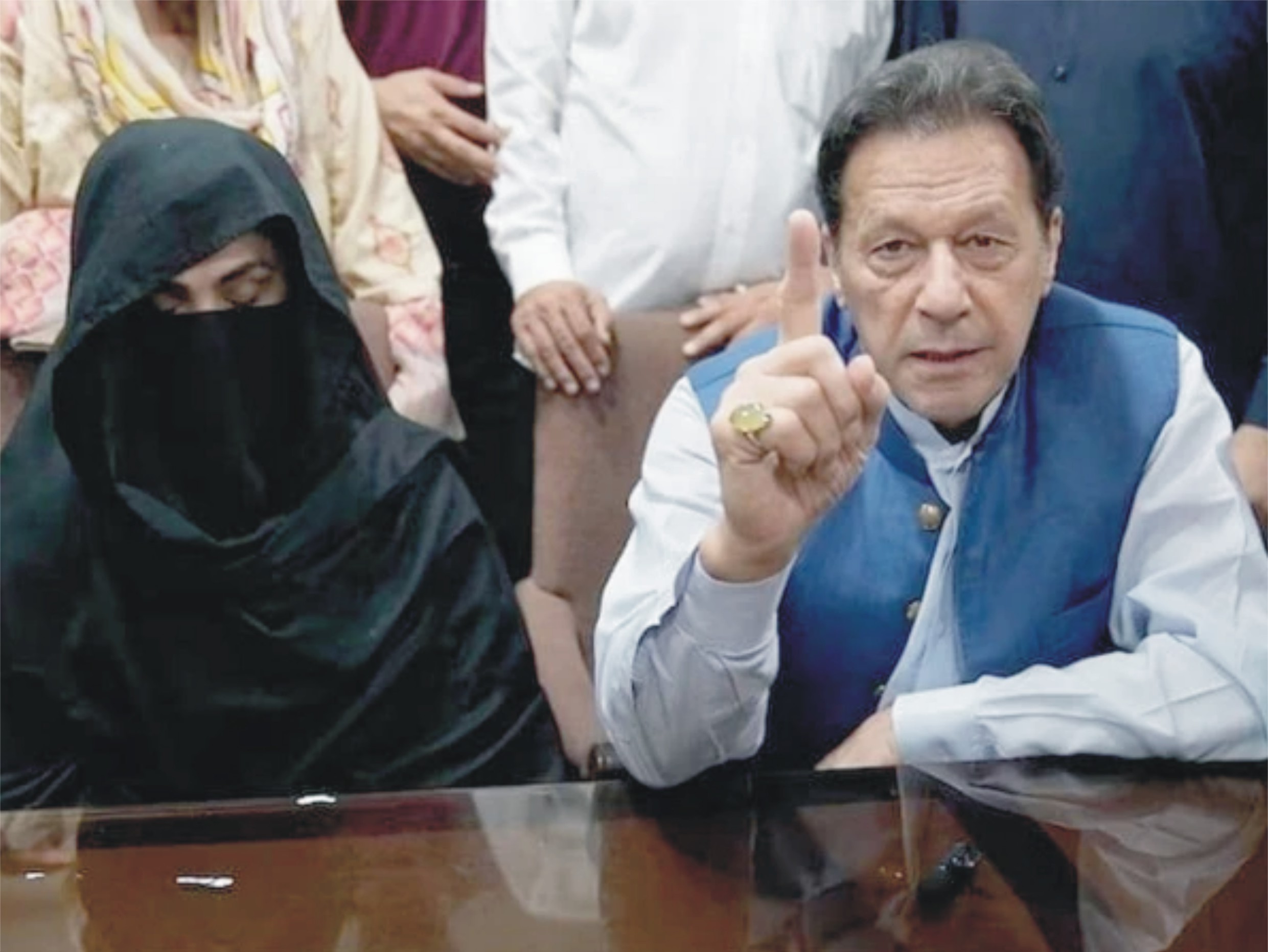 190 ملین پاؤنڈز کیس؛  عمران خان اور بشریٰ بی بی کے وکیل کا عدالتی مہلت پر اعتراض