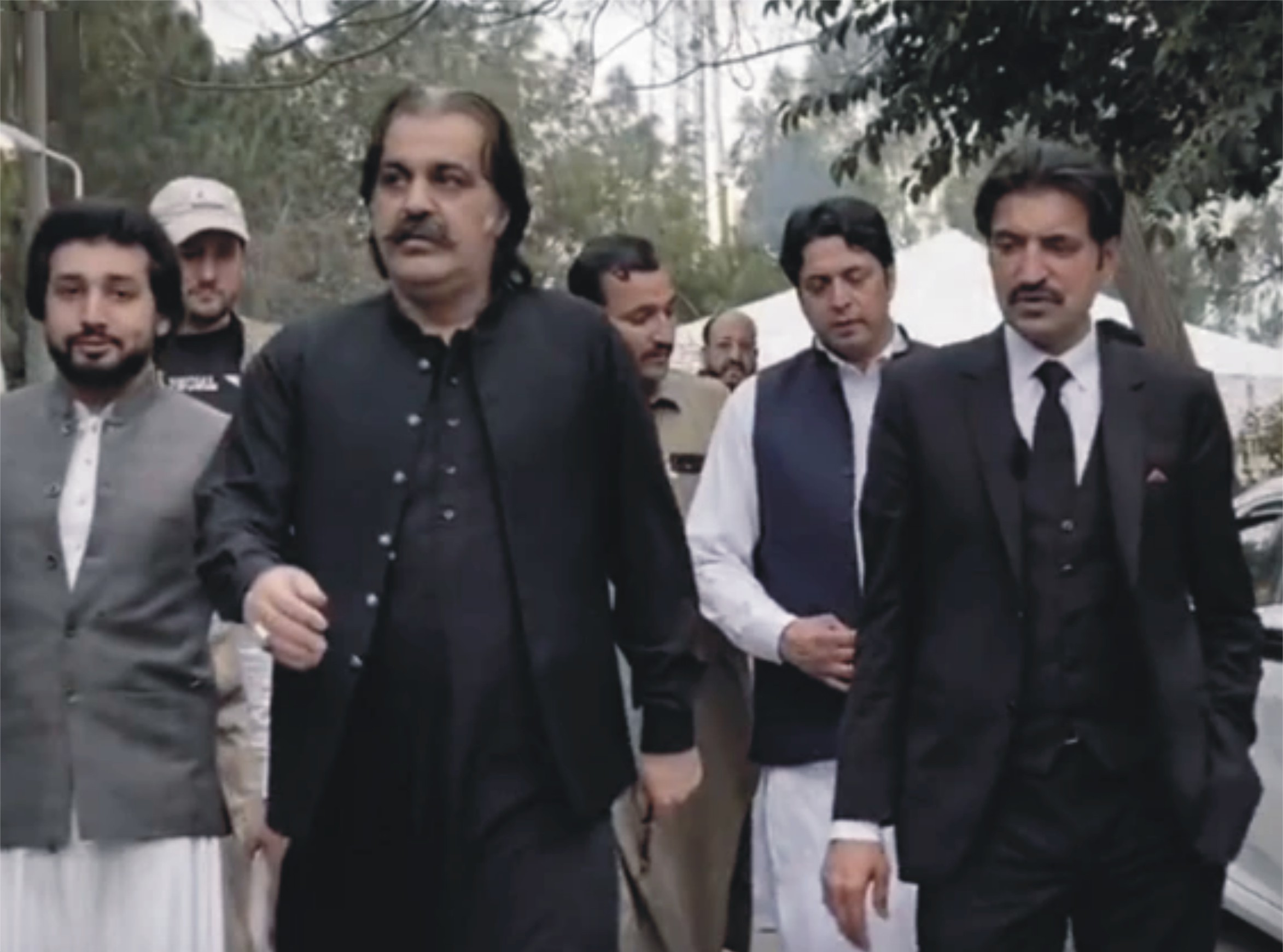 شیر افضل نے گنڈاپور کو بطور وزیراعلیٰ بحال کرنے کیلیے آئینی عدالت میں درخواست دائر کردی
