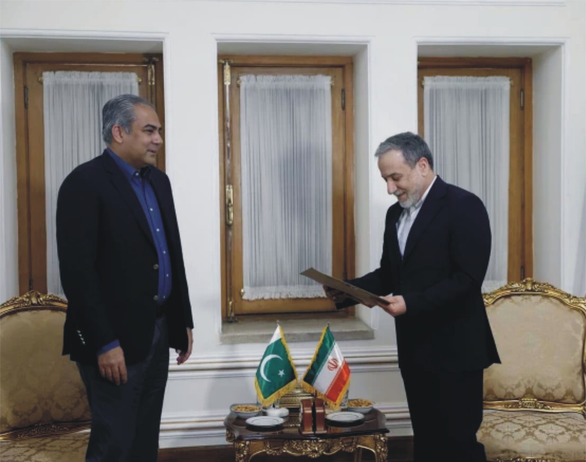 محسن نقوی کی عباس عراقچی سے ملاقات، ایرانی سپریم لیڈر کیلیے وزیراعظم کا خصوصی پیغام پہنچایا