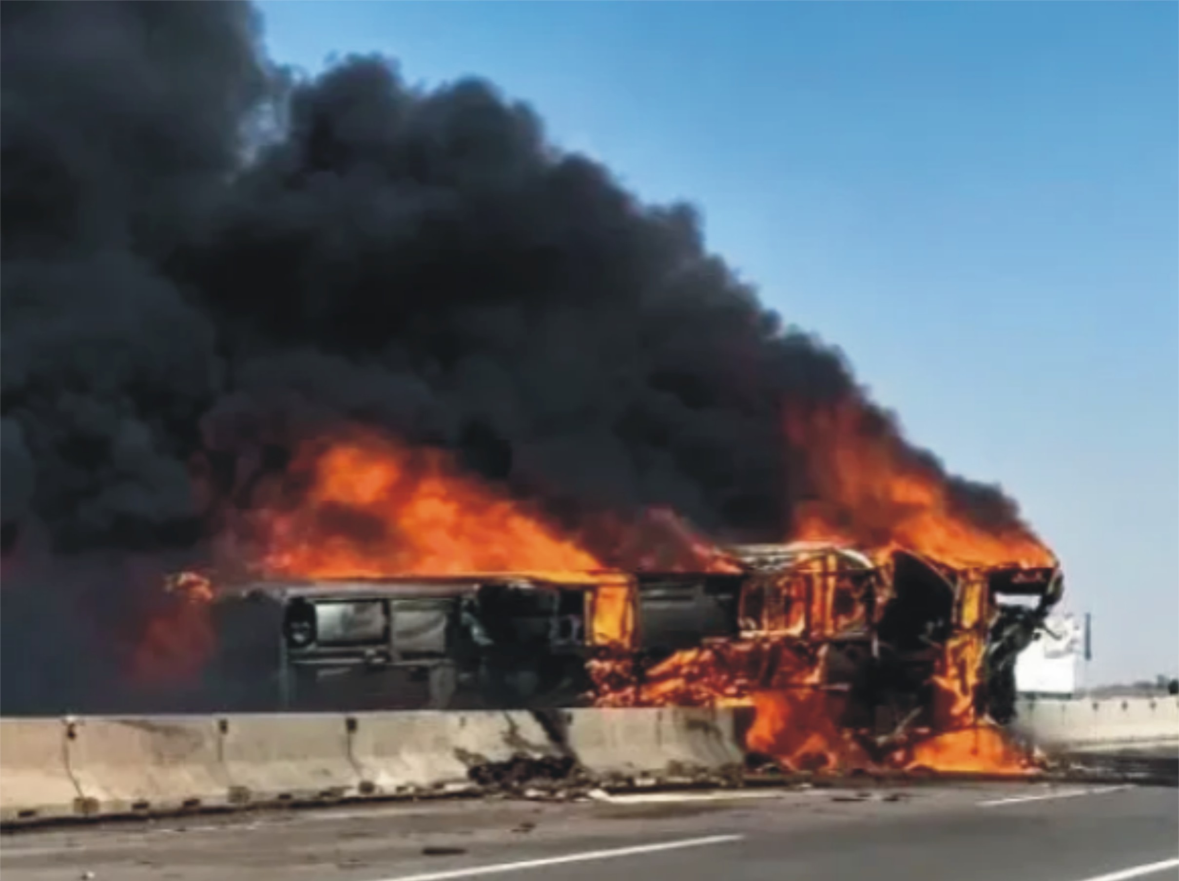 عراق میں بس کو حادثہ اور آتشزدگی، 21 افراد ہلاک