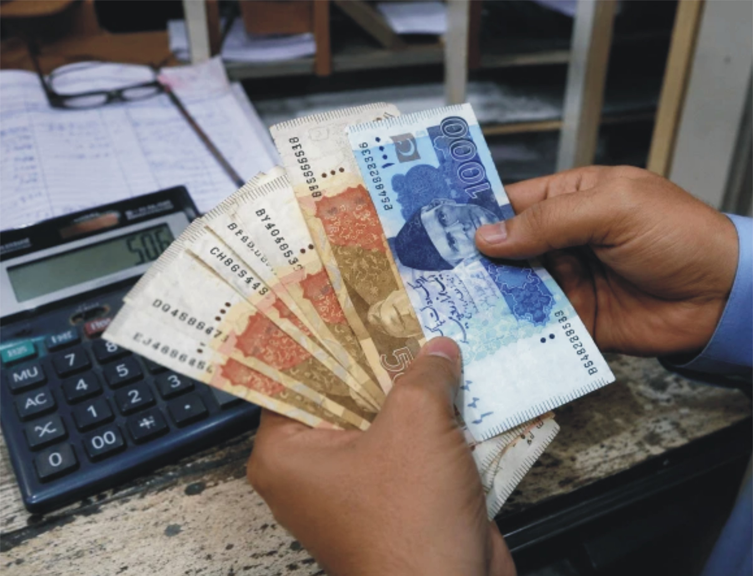 بجٹ؛ تنخواہ دار طبقے کیلیے سب سے بلند انکم ٹیکس سلیب کی حد میں اضافے کا امکان