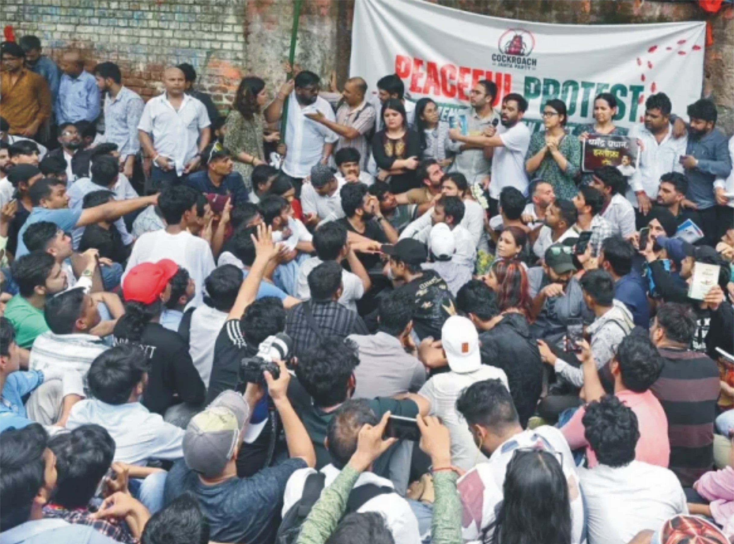 کاکروچ جنتا پارٹی کی قیادت میں بھارتی نوجوان حکومت کیخلاف سڑکوں پر