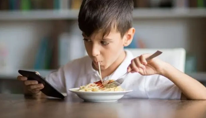 حفاظتی اقدامات کے باوجود یوٹیوب پر بچوں کو خطرناک ’ایٹنگ ڈس آرڈر‘ مواد دکھائے جانیکا انکشاف