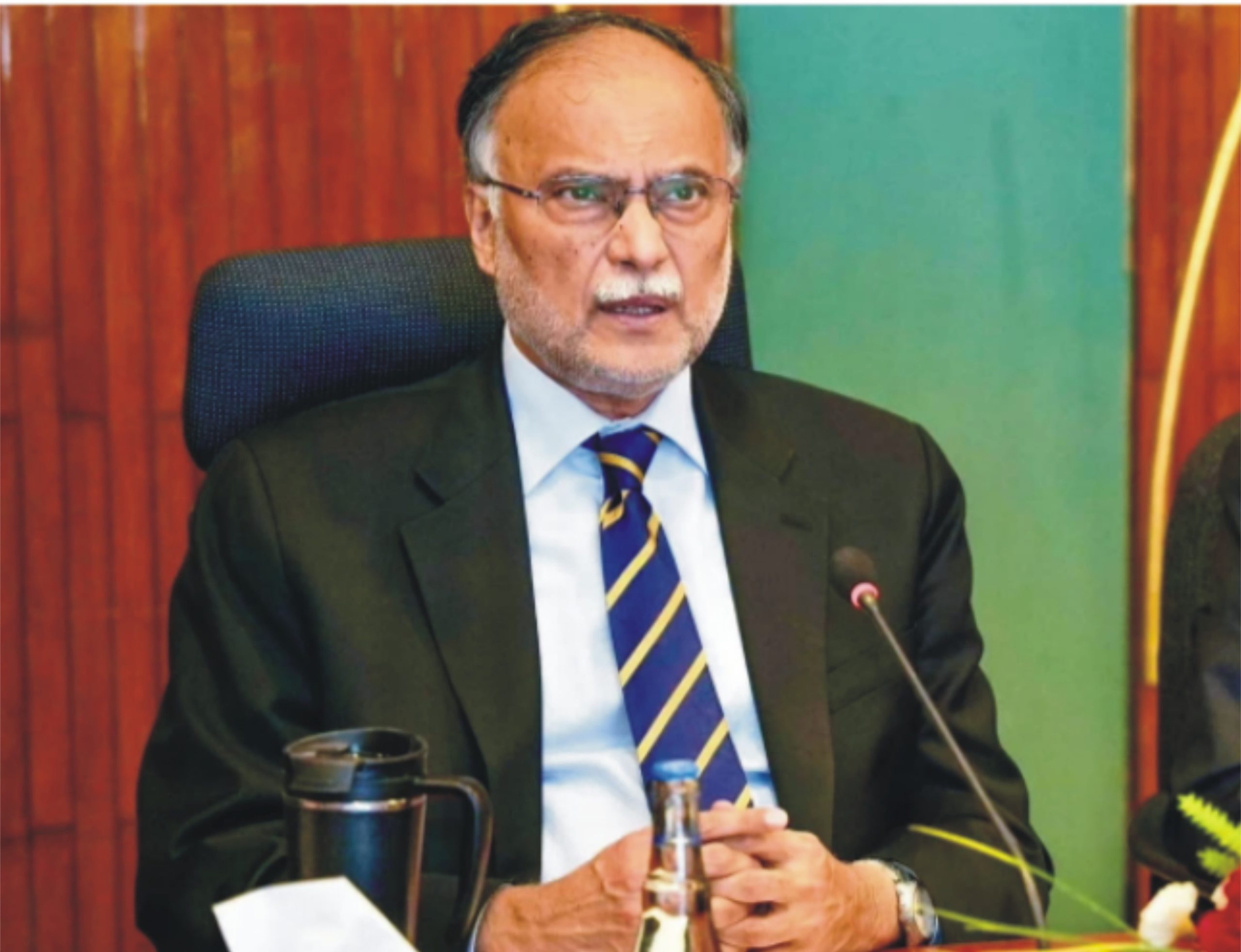 فضل الرحمان کا فوجیوں کی قربانی کو تنخواہ کا معاوضہ کہنا اسلامی تعلیمات سے ہم آہنگ نہیں، احسن اقبال
