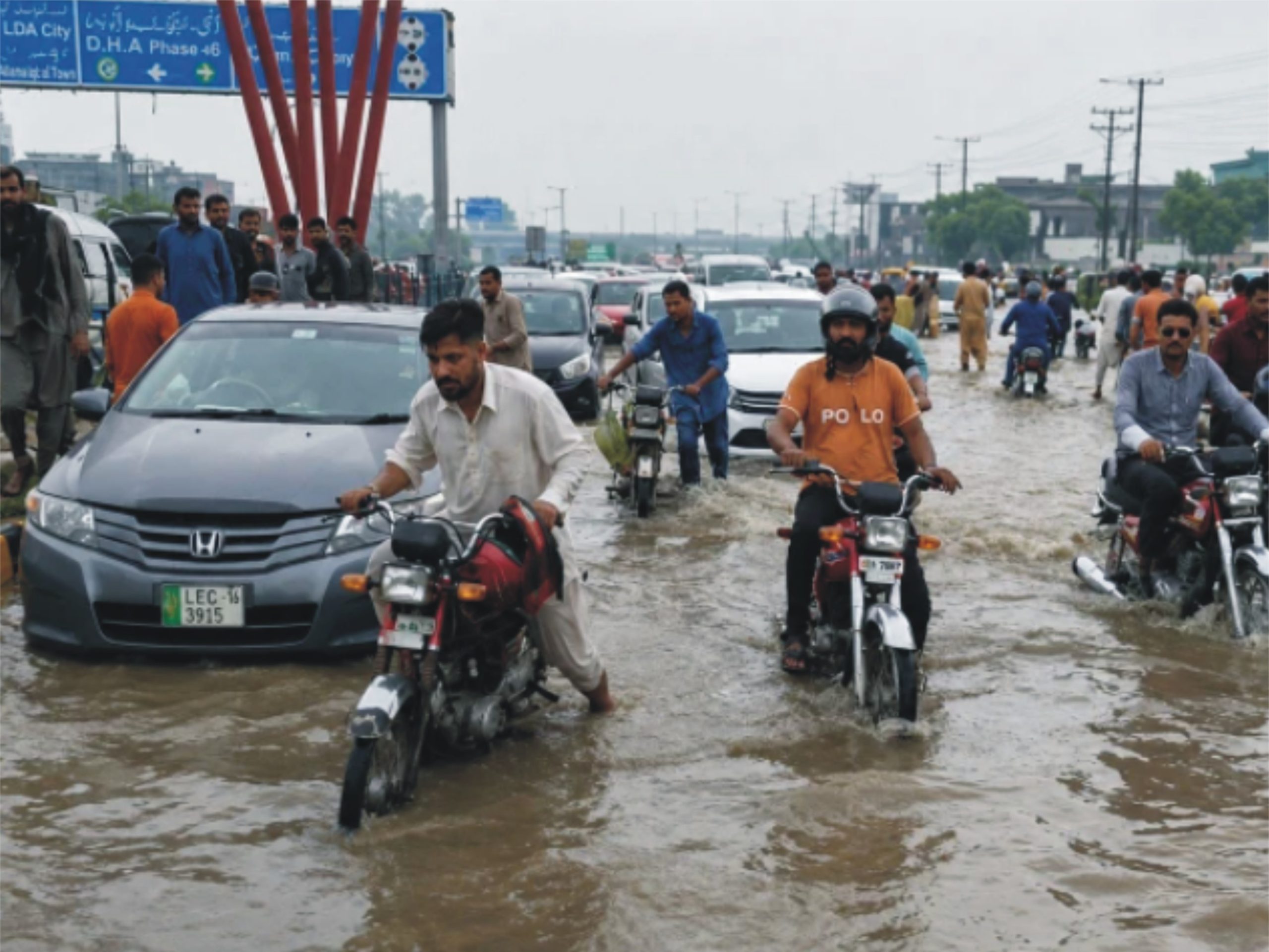 لاہور سمیت پنجاب کے مختلف علاقوں میں موسلادھار بارش، نشیبی علاقے زیر آب، شاہراہیں ڈوب گئیں