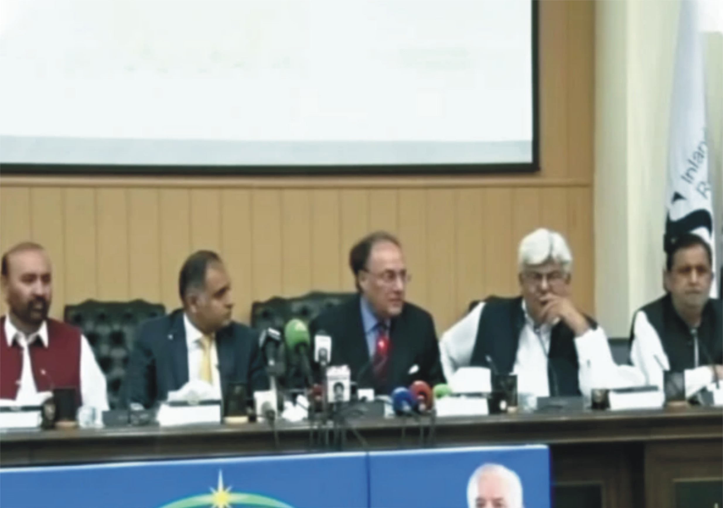 چھوٹے دکانداروں کیلیے ٹیکس اسکیم کا اجرا؛ تاجروں کو ہراساں نہیں کیا جائیگا، وزیر خزانہ
