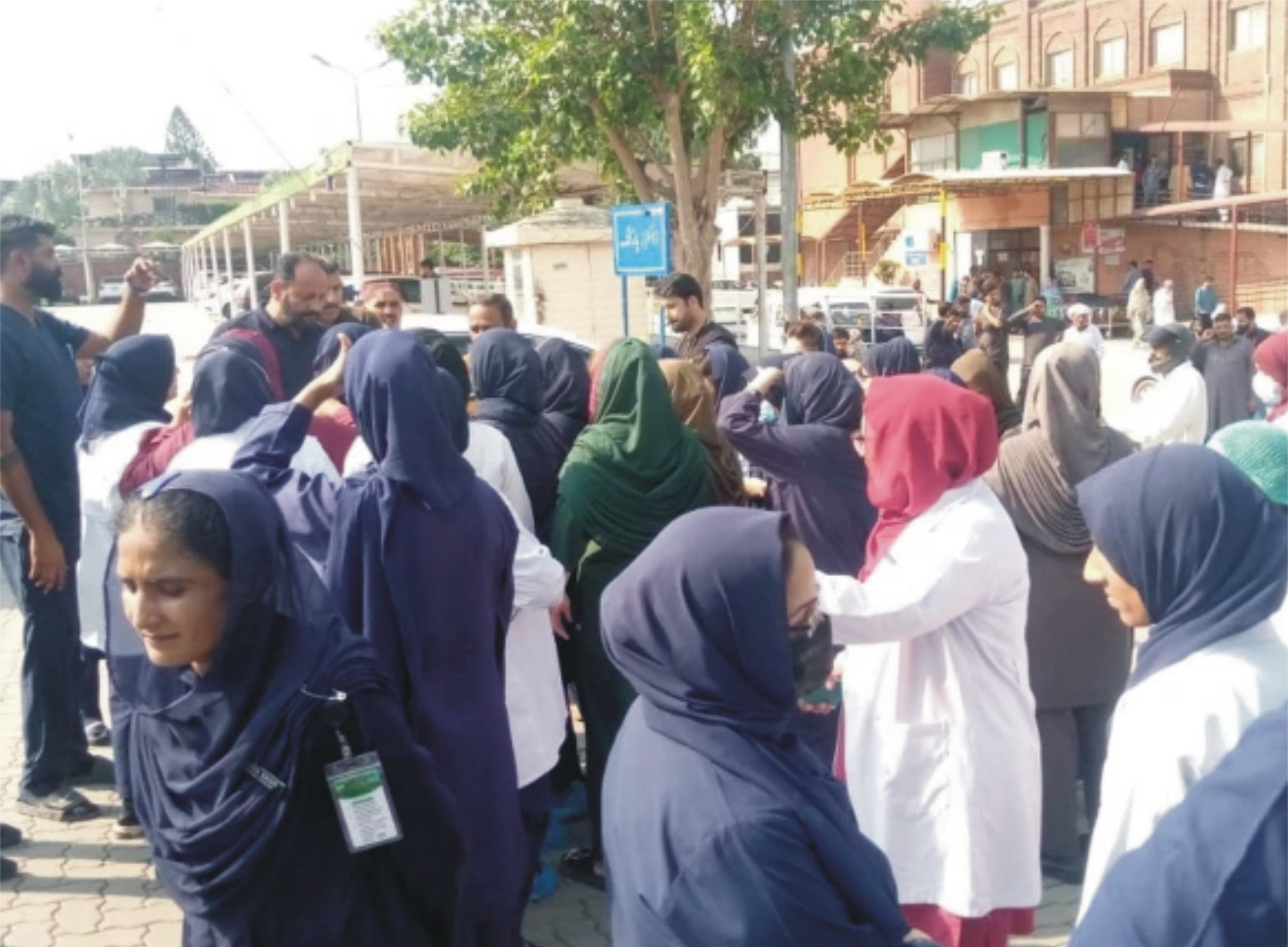 راولپنڈی؛ اسپتال میں مریضہ کے لواحقین کا نرس پر تشدد، کپڑے پھاڑ کر اتارنے کی بھی کوشش